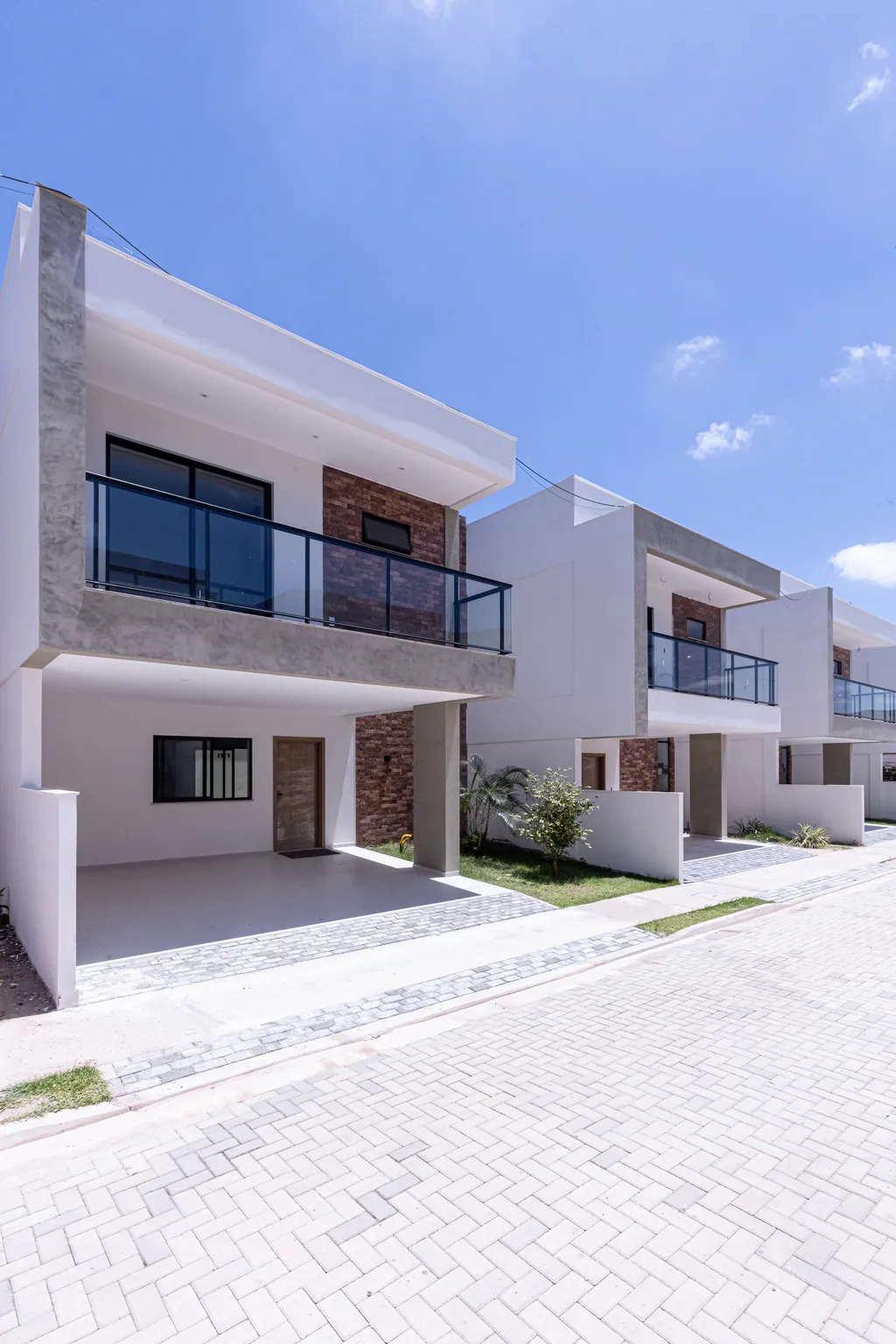 Foto vertical da sequência de casas ao longo da rua interna